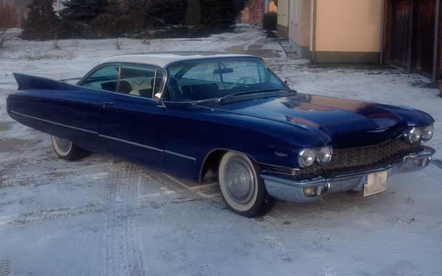 Geparkter blauer Cadillac DeVille Coupe im Winter