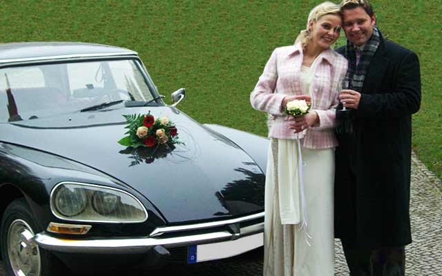 Braut und Bräutigam vor Oldtimer Citroen als Hochzeitsauto