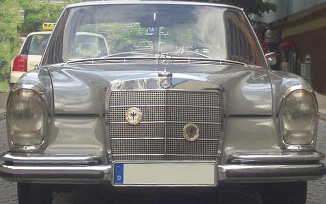Grauer Oldtimer Mercedes 300 SEb auf Straße