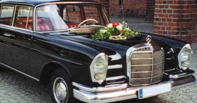 Hochzeit verzierte blaue Mercedes 220 SE Oldtimer Limousine vor dem Rathaus